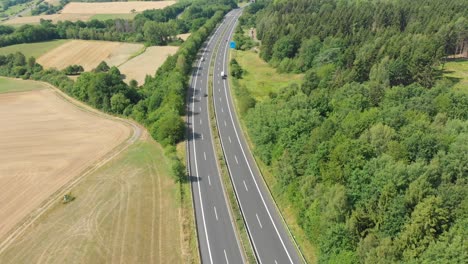 Deutsche-Autobahn-Von-Oben-Durch-Landschaft