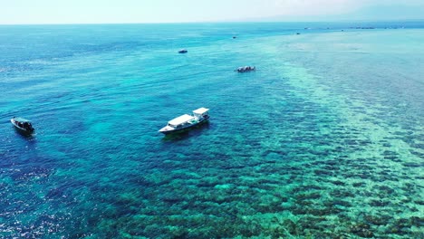 Islas-Bermuda,-Barcos-Flotando-En-El-Agua-De-Mar-Turquesa-Perfectamente-Clara-Sobre-El-Arrecife-De-Coral,-Panorama-Aéreo