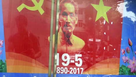 Hanoi,-Vietnam---Plakat-Des-Berühmten-Ho-Chi-Minh,-Ehemaliger-Premierminister-Von-Nordvietnam-Hinter-Einem-Glas---Weitschuss