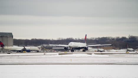 Delta-Passagierflugzeug-Landet-Auf-Dem-Internationalen-Flughafen-Minneapolis-Saint-Paul