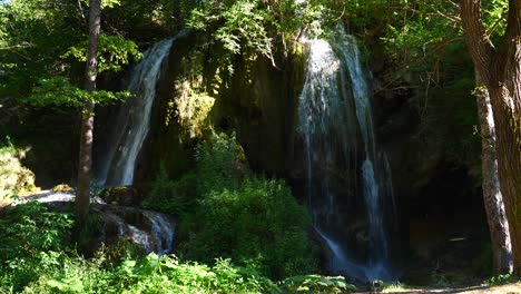 Wasserfall-In-Der-Natur,-Umgeben-Von-Viel-Grün-Und-Bäumen