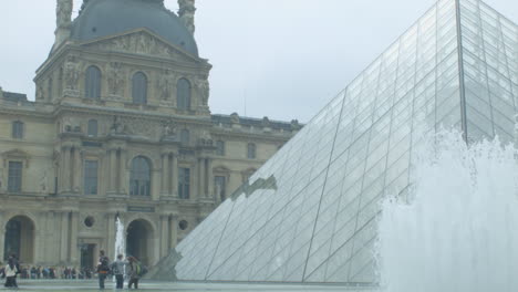 Menschen,-Die-In-Der-Nähe-Der-Glaspyramide-Des-Louvre-palastes-In-Paris,-Frankreich,-Spazieren-Gehen