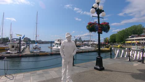 Lebende-Statue-In-Ganz-Weißem-Outfit,-Die-In-Der-Nähe-Des-Hafens-Von-Victoria,-British-Columbia,-Kanada,-Steht