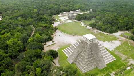 Luftperspektive-Der-Chichen-Itza-Pyramide,-Des-Gerichts,-Des-Observatoriums,-Aller-Gebäude-Und-Des-Dschungels-Von-Oben
