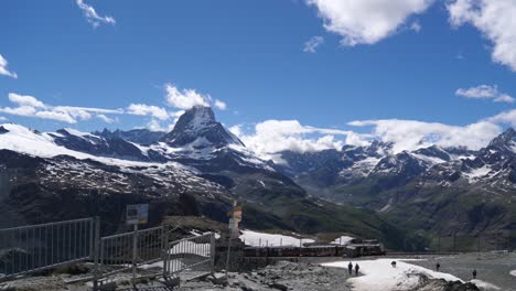 Ubicación-De-La-Lista-De-Cosas-Que-Hacer-En-Los-Alpes-De-Matterhorn-Suiza-Salida-Del-Tren