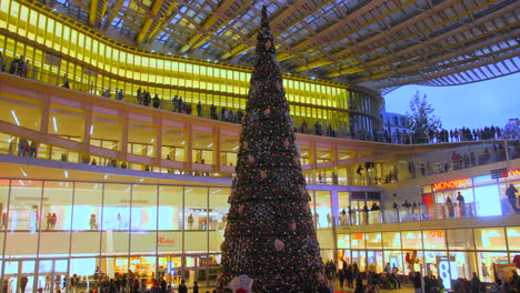 árbol-De-Navidad-Bajo-El-Dosel-En-París