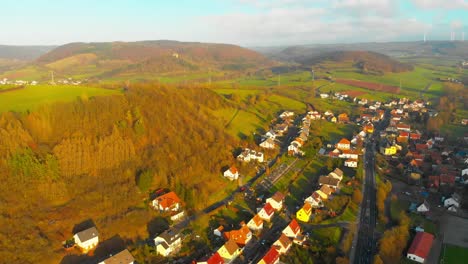 Vuelo-De-Drones-Sobre-Un-Pequeño-Pueblo-Rural-En-Alemania
