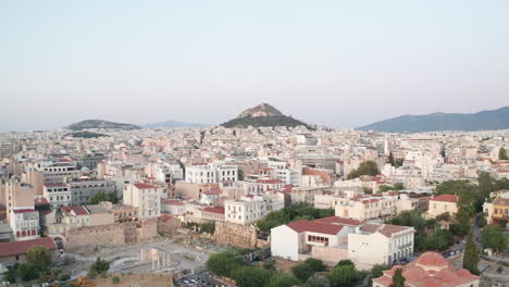 Vista-Panorámica-De-La-Colina-De-Lycabettus-En-El-Fondo-Y-La-Ciudad-De-Atenas-En-Primer-Plano,-Grecia