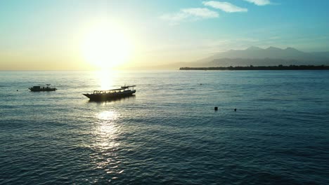 Kleine-Boote,-Die-Am-Ufer-Bei-Hellfarbenem-Sonnenuntergang-Am-Gelben-Blauen-Himmel-In-Hawaii-Warten