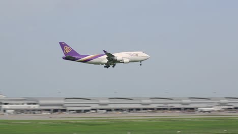 Thai-Airways-landing-at-Suvarnabhumi-Airport,-clear-day