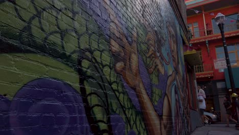 Graffiti-De-Bruce-Lee-En-La-Pared-En-San-Francisco,-California,-Ee.uu.,-Primer-Plano-Revelador-Rápido