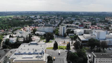 Luftaufnahme-Der-Stadt-In-Osteuropa-Mit-Straßen,-Gebäuden-Und-Feldern-Im-Hintergrund
