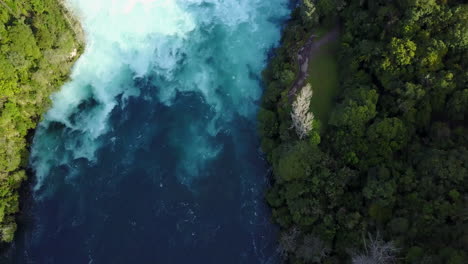Luftaufnahme-Von-Blauen-Und-Weißen-Stromschnellen-Am-Fluss-In-Neuseeland