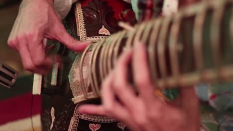 Nahaufnahme-Der-Hände-Des-Mannes,-Die-Ein-Indisches-Instrument-Namens-Sitar-Spielen
