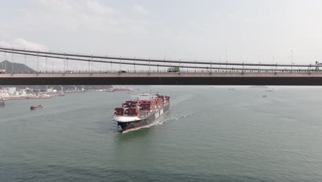 Mega-containerschiff,-Das-Sich-Dem-Hafen-Von-Hongkong-Und-Der-Steinmetzbrücke-Nähert,-Luftbild