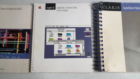 Schwenk-Von-Apple-II-Vintage-Handbüchern-Und--Anleitungen,-Applesoft-Basic,-Systemfestplatte,-Appleworks