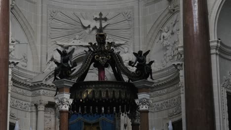 Dentro-De-La-Iglesia-Carmelita-En-Valletta,-Mostrando-El-Altar-De-La-Iglesia