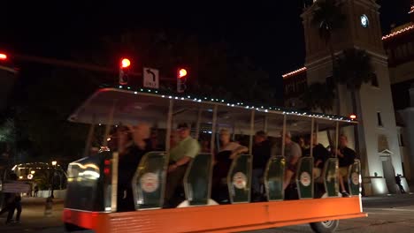 Christmas-Trolley-Fährt-Durch-Saint-Augustine-Florida-Night-Of-Lights-Celebration