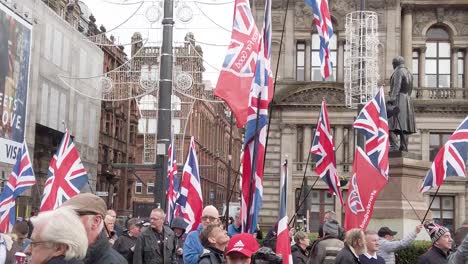 Una-Cámara-Lenta-Y-Un-Primer-Plano-De-Personas-Con-Banderas-Británicas-En-Un-Mitin-De-Independencia-Escocés