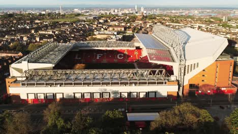 Iconic-Liverpool-Anfield-Lfc-Stadion-Fußballplatz-Antenne-Nahaufnahme-Umlaufbahn-Rechte-Ansicht