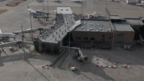 Antena-De-La-Terminal-Del-Aeropuerto-De-Keflavik-En-Islandia-Cerrada-Debido-A-Una-Pandemia-Mundial