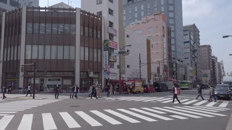 Japoneses-Cruzando-La-Calle-En-El-Distrito-De-Asakusa-De-Tokio