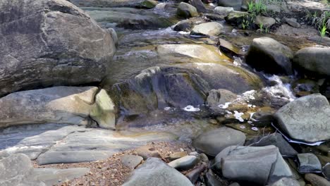 Sauberes,-Klares-Wasser,-Das-über-Felsen-Fließt