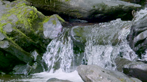 Cascada-Rocosa-Cubierta-De-Musgo-En-Las-Montañas-De-Carolina-Del-Norte
