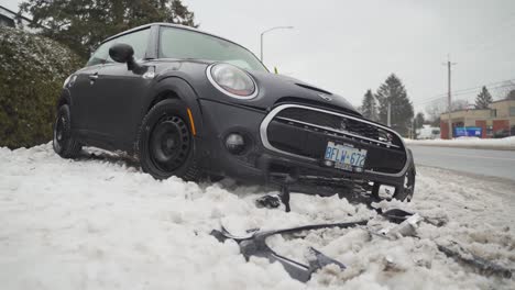 Crashed-car-on-a-snowy-raod