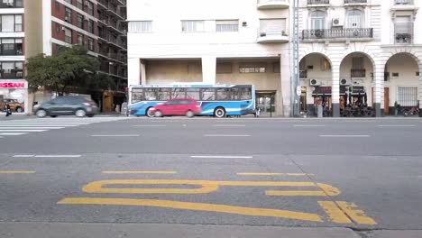 Stadtbild-Von-Der-Bushaltestelle-In-Buenos-Aires-Aus-Gesehen
