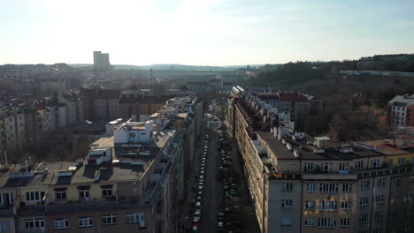 Luftaufnahme-Von-Straßen-Und-Wohngebäuden-In-Prag,-Tschechische-Republik
