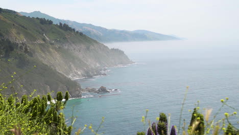 Peaceful-view-of-cliff-coastline,-Big-Sur,-California,-famous-tourist-destination