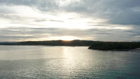 Paradiesische-Küste-Von-Fidschi-Bei-Tropischem-Sonnenaufgang-Mit-Ruhiger-Meeresoberfläche,-Luftaufnahme