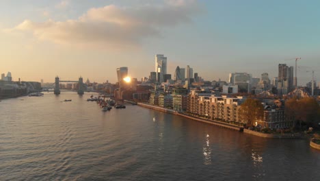 Slider-Drohne-Schoss-über-Die-Londoner-Themse-In-Richtung-Sonnenuntergang-Im-Stadtzentrum