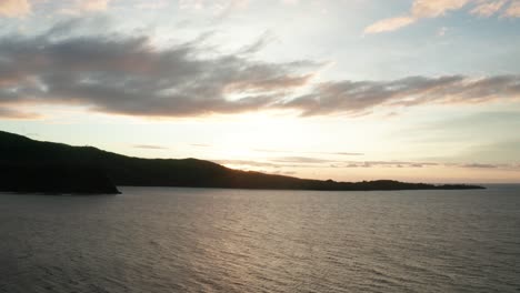 Goldener-Sonnenaufgang,-Beobachtet-Zusammen-Mit-Dem-Ruhigen-Wasser-Und-Der-Silhouette-Der-Naviti-Insel,-Weitwinkelaufnahme