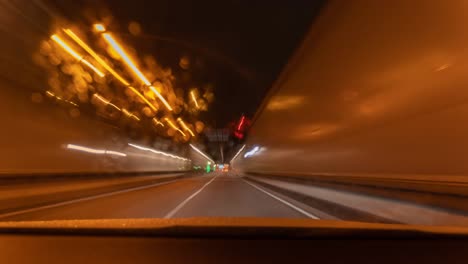 Conducir-Rápido-Como-Un-Lapso-De-Tiempo-De-Un-Túnel-Subterráneo-Con-Un-Camión-Mirando-A-Través-De-Su-Parabrisas-En-Una-Noche-Lluviosa