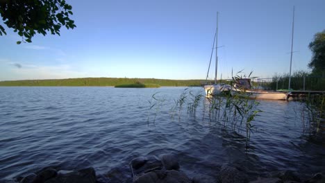 Segelboote-Und-Ein-Kleiner-Pier-Am-Ufer-Des-Großen-Jezioro-Ostrowieckie-In-Pojezierze-Zninskie-Im-Sommer,-Polen