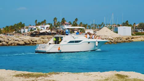 Weißes-Touristenboot,-Das-Im-Hafen-Der-Insel-Bonaire-Ankommt