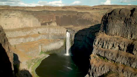 Late-afternoon-at-the-spectacular-Palouse-Falls-in-Washington-State-with-slow-pan-to-the-right