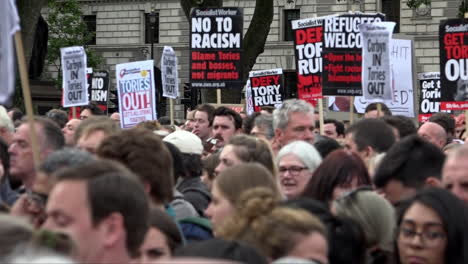 Tausende-Menschen-Versammeln-Sich-Auf-Dem-Parlamentsplatz-Vor-Flüchtlings--Und-Anti-Rassismus-Plakaten-Bei-Einer-Kundgebung-Zur-Unterstützung-Des-Labour-Parteichefs-Jeremy-Corbyn