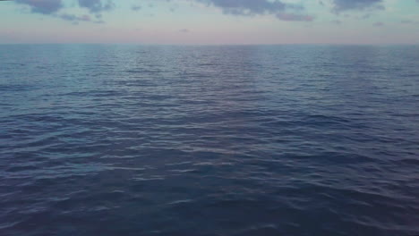 Farbenfrohe-Luftaufnahme-Des-Sonnenuntergangs-Am-Meer