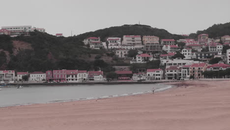 Panoramalandschaft-Mit-Wunderschönen-Alten-Gebäuden-Am-Hang-In-Der-Nähe-Eines-Strandes-In-Sao-Martinho-Do-Porto-In-Portugal-–-Weitwinkelaufnahme