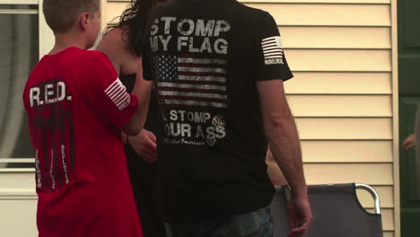Man-wearing-offensive-shirt-in-public-in-America