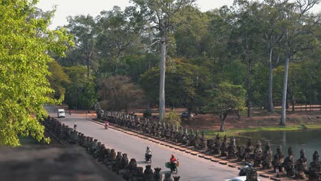 Totale-Aufnahme-Des-Verkehrs,-Der-Die-Alte-Brücke-überquert-Und-Sich-Angkor-Wat-In-Kambodscha-Nähert
