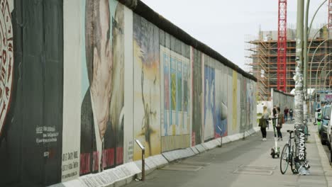 Zeitraffer-Der-Historischen-East-Side-Gallery,-Ein-Überbleibsel-Der-Berliner-Mauer