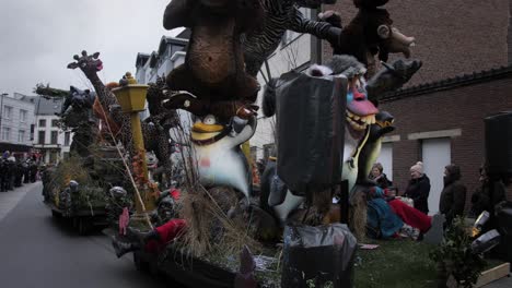 Vagón-De-Desfile-Del-Festival-Aalst-Con-Animales-Y-Trolls-Moviéndose-Y-Gente-Viendo-El-Desfile-Tradicional
