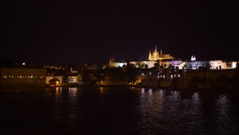 Beleuchtetes-Licht-Von-Der-Prager-Burg,-Das-Sich-Nachts-In-Der-Moldau-Widerspiegelt