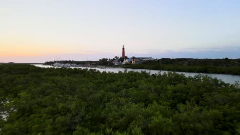 Filmische-Rückzugsaufnahme-Des-Leuchtturms-Ponce-Inlet-In-Florida