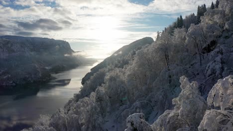 Cuento-De-Hadas-Mágico-Nieve-Colina-Fiordo-Noruego-Veafjorden-Europa-Invierno