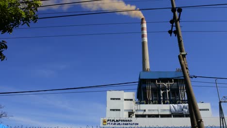 Aus-Fabrikschornsteinen-Aufsteigender-Rauch-Trägt-Zur-Luftverschmutzung-Bei,-Probolinggo,-Ost-Java,-Indonesien,-8.-November-2020